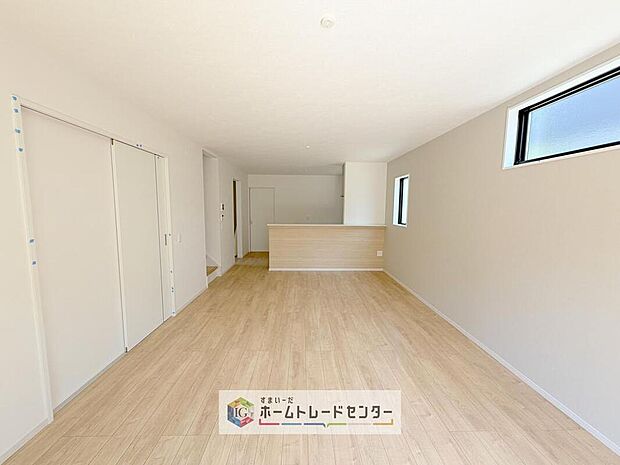縦長で奥行きのあるリビングは、家具の配置がしやすく使い勝手が非常に良いです。特にソファを配置した時にその便利さがお分かりいただけると思います。ゆったりと、くつろげる場所でなくてはならないと考えています