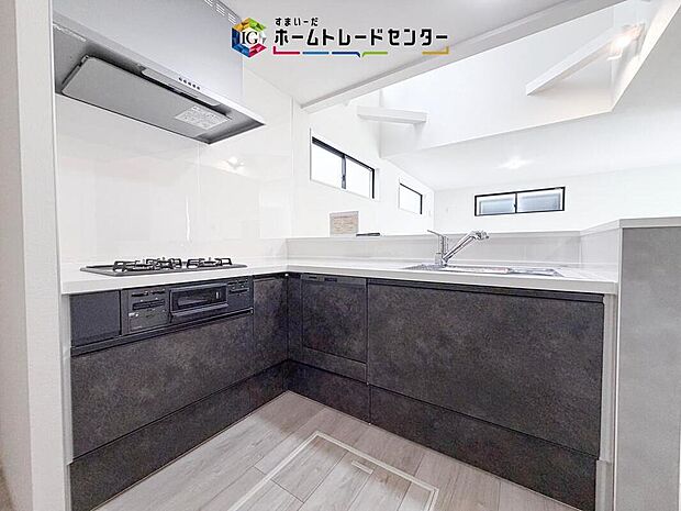 キッチンスペースは家族で作業が出来るよう広めにとりました。みんなで楽しくお料理をすれば、より美味しい食事が創れそうです。そしてお料理好きなお子様が育つかも、もちろん片付けもみんなでできます。