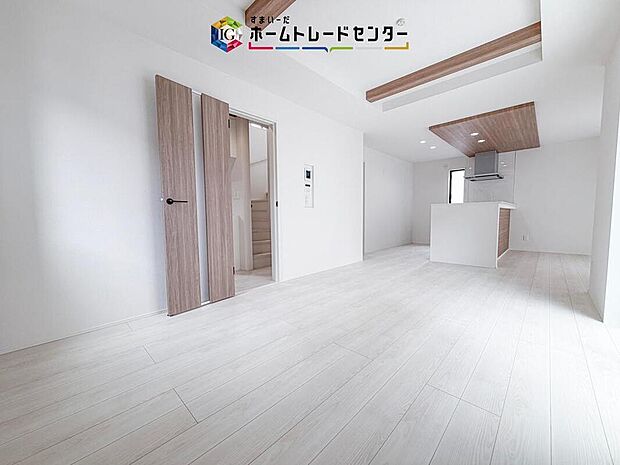 広々としたLDKは家具のレイアウトもしやすく、ご家族それぞれが心地よく過ごせる空間です。開放感のある室内で、毎日の時間にもゆとりが生まれそうです。