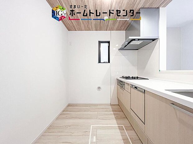 食洗機付きのキッチンは、夕食後の片付けにかかる手間を減らせます。洗い物を任せている間にお子さまの宿題を見たり、翌日の準備をしたりと、夜の時間を家族のためにゆっくり使いやすくなります。