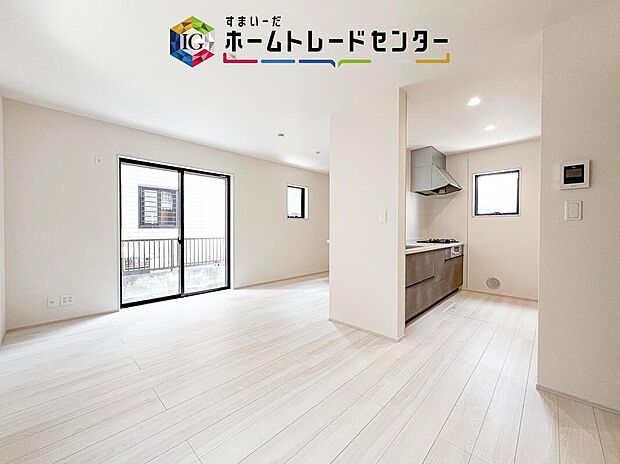 LDKのリビングスペースです。広く奥行きのあるリビングの為、ダイニング、リビングの各スペースがしっかりと確保できます。お食事の後はこちらに移って皆様でおくつろぎください。