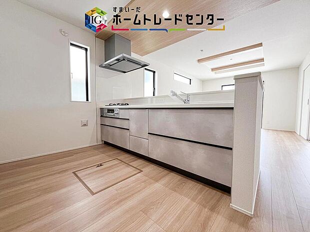 キッチンからリビングへの視界、動線です。対面キッチンですので、常にご家族が視界に入るのはもちろん、動線を広めにとっておりますので、お料理やお皿を持ちながらすれ違ってもぶつかる心配がありません。