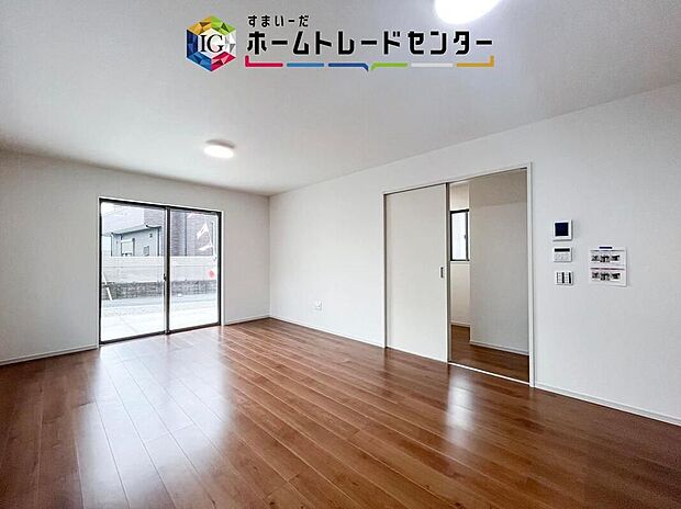 家族が自然と集まりやすいリビング。食事が終わったあともそのままテレビを見たり会話をしたりと、わざわざ移動しなくても団らんの時間が続きます。休日もゆっくり過ごせる空間です。来客時にも使いやすいです。