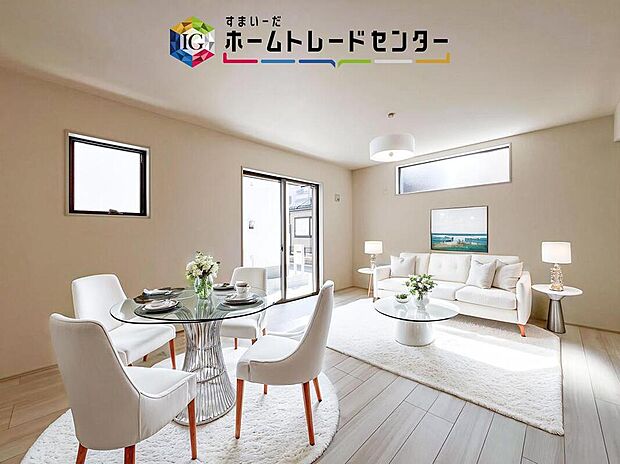 大きな窓から光が差し込む明るいLDK。家族で食卓を囲んだり、ソファでくつろいだり、毎日の団らんが自然と楽しみになる快適な空間です。※現況の物件写真に、CG による家具設置などの画像処理を行っています。