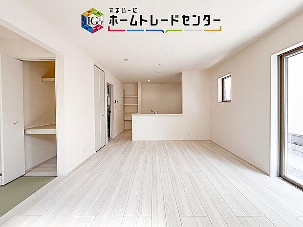 LDKのリビングスペースです。広く奥行きのあるリビングの為、ダイニング、リビングの各スペースがしっかりと確保できます。お食事の後はこちらに移って皆様でおくつろぎください。