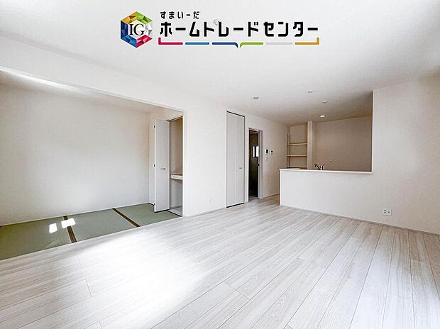 対面キッチンの前にダイニングテーブルを置き、手前側がリビングスペースになるかと思います。広く奥行きがありますので、ダイニング、リビングの各スペースの役割をしっかり分けて確保していただけます。