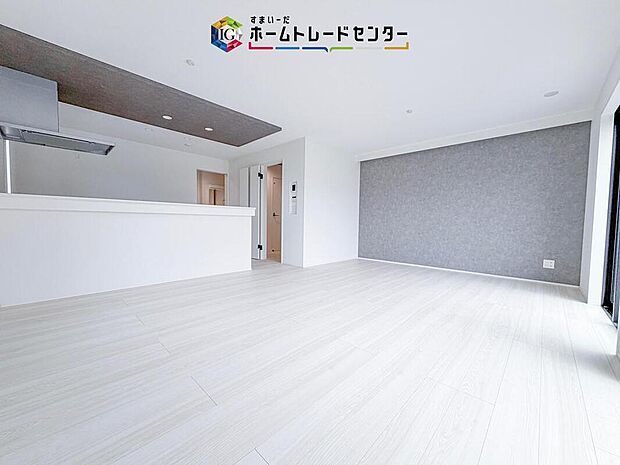広々としたLDKは家具のレイアウトもしやすく、ご家族それぞれが心地よく過ごせる空間です。開放感のある室内で、毎日の時間にもゆとりが生まれそうです。
