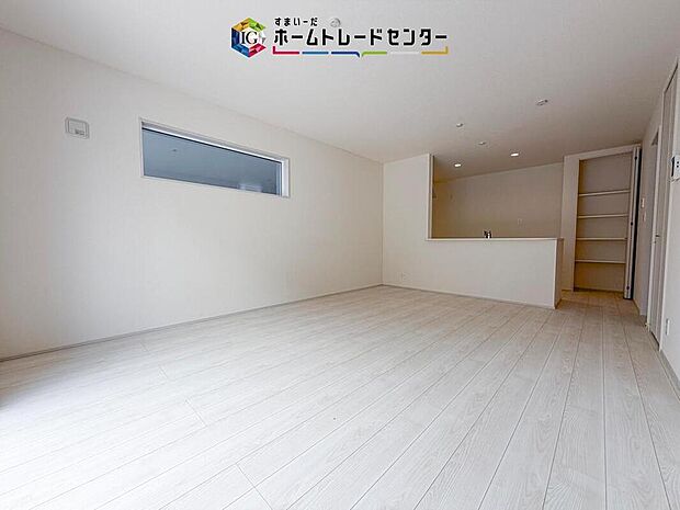 白を基調とした広がりのあるリビングです。対面キッチンから室内を見渡しやすく、料理中も家族の様子を感じられます。アクセントクロスが空間を引き締め、家具を置いた後も映える内装です。