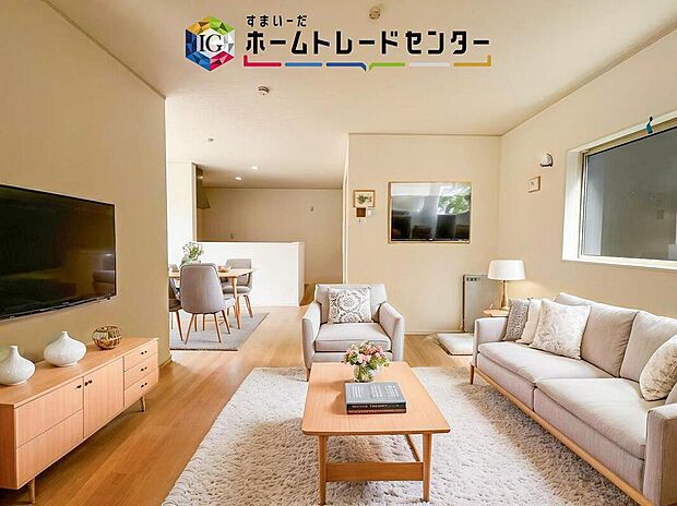 大きな窓から光が差し込む明るいLDK。家族で食卓を囲んだり、ソファでくつろいだり、毎日の団らんが自然と楽しみになる快適な空間です。※現況の物件写真に、CG による家具設置などの画像処理を行っています。