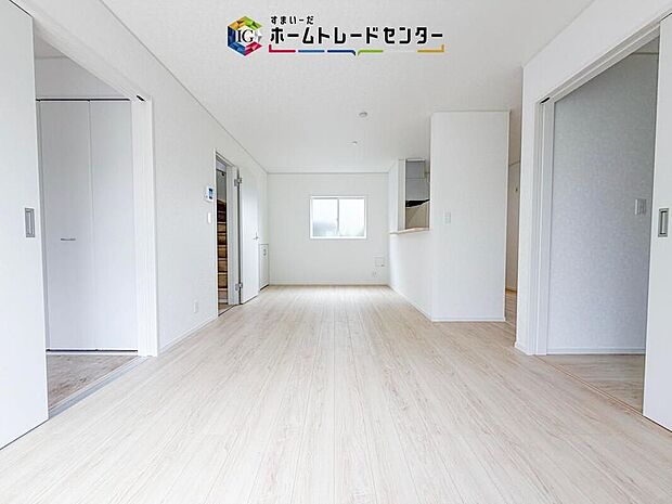 キッチンから見て、横長のリビングはご来客時に、キッチンはもちろんダイニングスペースを視界に入れない配置が可能です。生活感をお客様に見せたくない方などにも喜ばれています。家具の配置もしやすいのも良いです