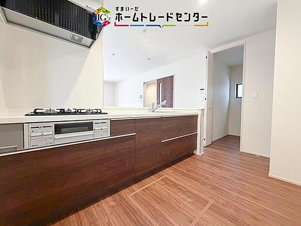 人気の対面式キッチン☆お食事の準備をしながらでもご家族とのコミュニケーションを楽しめます♪スライドタイプの収納を採用してますので、奥までしっかりと収納空間を利用できます。取り出しも簡単に♪