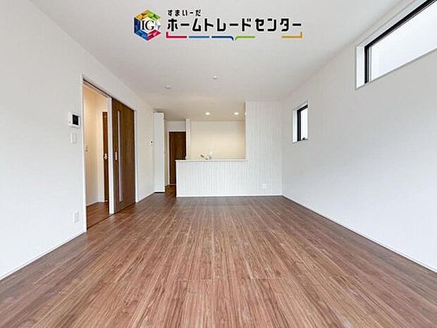 縦長で奥行きのあるリビングは、家具の配置がしやすく使い勝手が非常に良いです。特にソファを配置した時にその便利さがお分かりいただけると思います。ゆったりと、くつろげる場所でなくてはならないと考えています