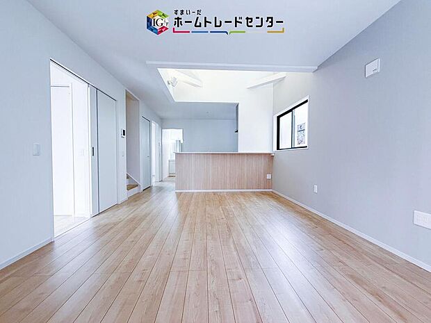 縦長で奥行きのあるリビングは、家具の配置がしやすく使い勝手が非常に良いです。特にソファを配置した時にその便利さがお分かりいただけると思います。ゆったりと、くつろげる場所でなくてはならないと考えています