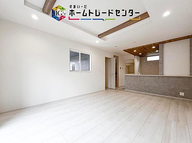 日当たりもよく、広々としたリビングです。ゆったりとした家族の時間をお過ごしいただけます。休日はご家族そろって、またはお友達を誘って、明るいリビングで楽しい時間をお過ごしください。