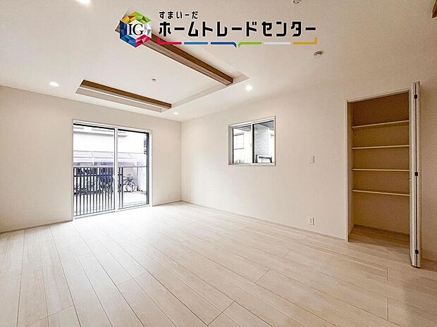 広々としたリビングに設けた掃き出し窓からたくさんの陽光を取り入れてくれます。家族が集まる空間ですからやはり明るさと、暖かさは大切です。広さがありますので家具の配置に悩まなくて済むのも良いです。