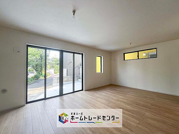 リビングにはこだわって開口部を可能な限り多く設けました。日当たり、風通しを良くするのはもちろんですが、やはり人が集まる場所ですので、開放感が必要な場所だと思います。広々としたリビングをお楽しみください
