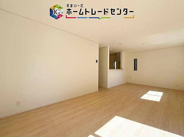 対面キッチンの前にダイニングテーブルを置き、手前側がリビングスペースになるかと思います。広く奥行きがありますので、ダイニング、リビングの各スペースの役割をしっかり分けて確保していただけます。