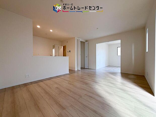 対面キッチン前の空間を広めにとっておりますので、ダイニングテーブルを置いてご家族皆様で食卓を囲ってもらっても充分なスペースがございます。家族で楽しいお食事のお時間をお過ごしください。