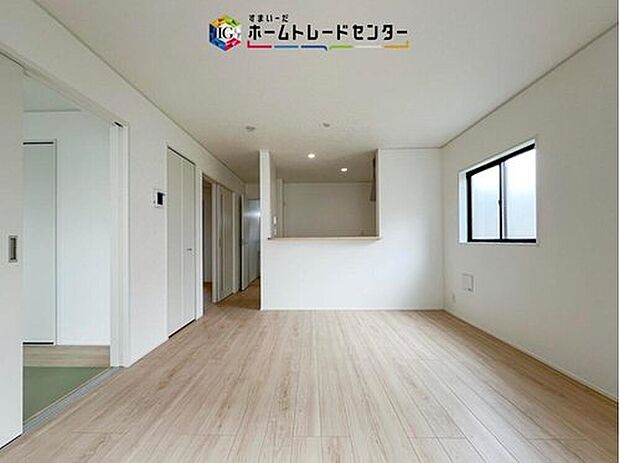 縦長で奥行きのあるリビングは、家具の配置がしやすく使い勝手が非常に良いです。特にソファを配置した時にその便利さがお分かりいただけると思います。ゆったりと、くつろげる場所でなくてはならないと考えています
