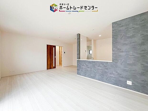 対面キッチンの前にダイニングテーブルを置き、手前側がリビングスペースになるかと思います。広く奥行きがありますので、ダイニング、リビングの各スペースの役割をしっかり分けて確保していただけます。