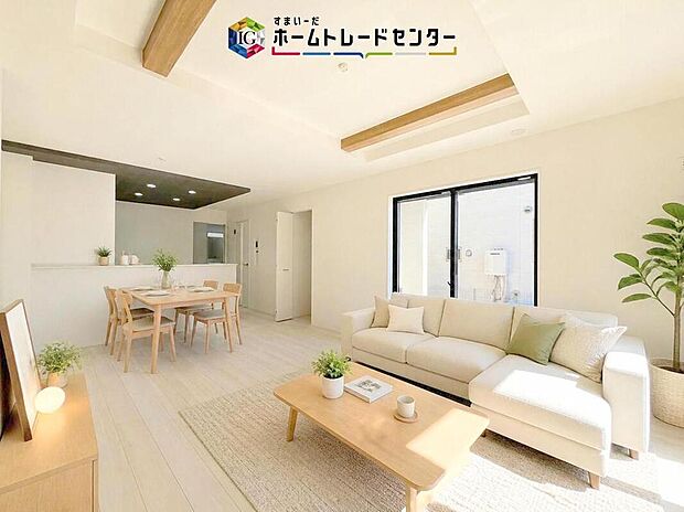 ダイニング、リビングの各スペースがしっかりと確保できるLDKです。※現況の物件写真に、CG による画像処理を行っています。家具、家電、照明器具、小物、カーテン、その他のイメージはCG です。