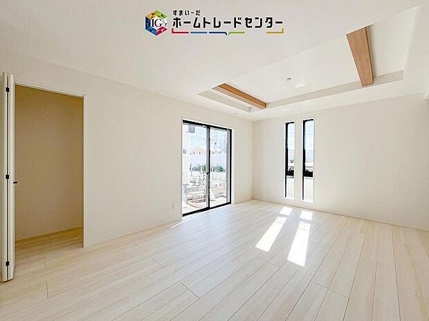 日当たりもよく、広々としたリビングです。ゆったりとした家族の時間をお過ごしいただけます。休日はご家族そろって、またはお友達を誘って、明るいリビングで楽しい時間をお過ごしください。