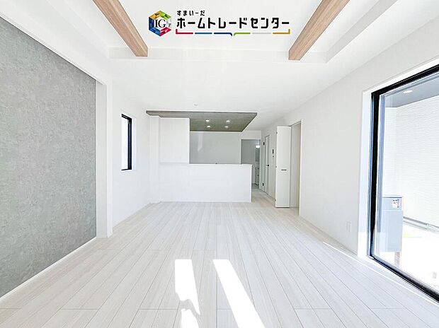 縦長で奥行きのあるリビングは、家具の配置がしやすく使い勝手が非常に良いです。特にソファを配置した時にその便利さがお分かりいただけると思います。ゆったりと、くつろげる場所でなくてはならないと考えています