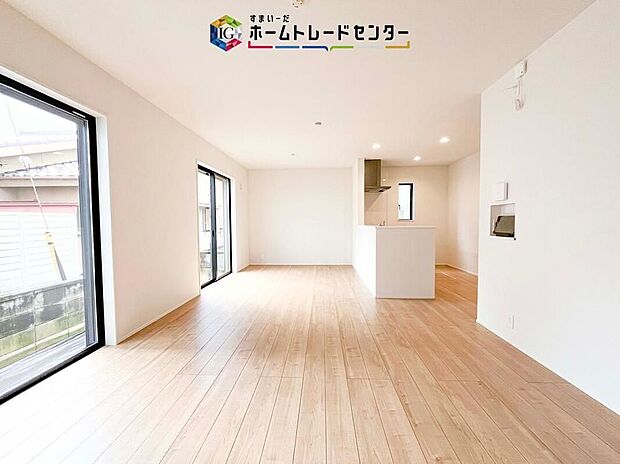 日当たりもよく、広々としたリビングです。ゆったりとした家族の時間をお過ごしいただけます。休日はご家族そろって、またはお友達を誘って、明るいリビングで楽しい時間をお過ごしください。