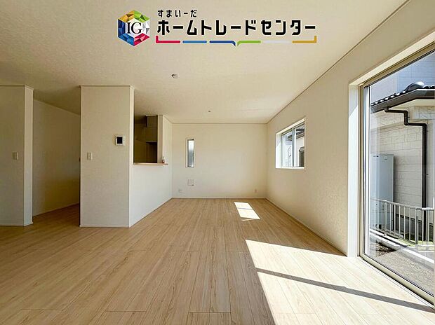 日当たりもよく、広々としたリビングです。ゆったりとした家族の時間をお過ごしいただけます。休日はご家族そろって、またはお友達を誘って、明るいリビングで楽しい時間をお過ごしください。