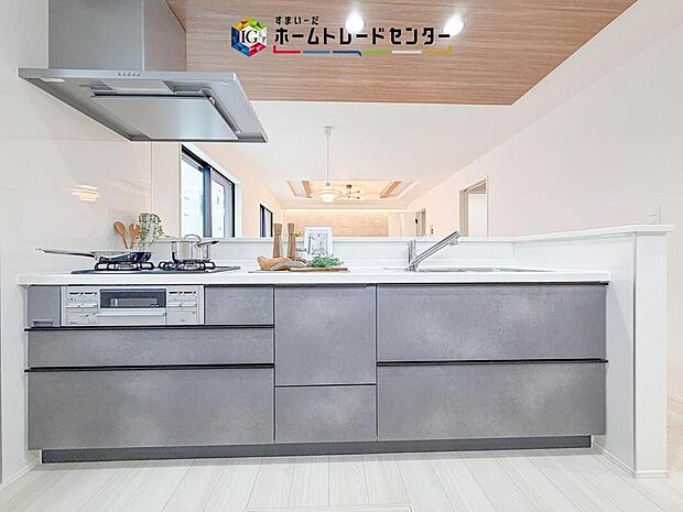 人気の対面式キッチン☆お食事の準備をしながらでもご家族とのコミュニケーションを楽しめます♪スライドタイプの収納を採用してますので、奥までしっかりと収納空間を利用できます。取り出しも簡単に♪