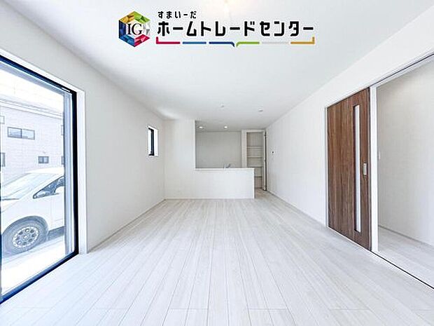 対面キッチンの前にダイニングテーブルを置き、手前側がリビングスペースになるかと思います。広く奥行きがありますので、ダイニング、リビングの各スペースの役割をしっかり分けて確保していただけます。