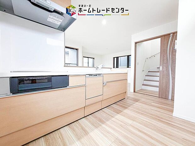 キッチンには大容量のオールスライド式の収納を採用しております。奥までしっかりと収納として活用でき、取り出す時も手前の物をどかしたりする手間など掛かりません、キッチン周りをいつもスッキリにしておけます。