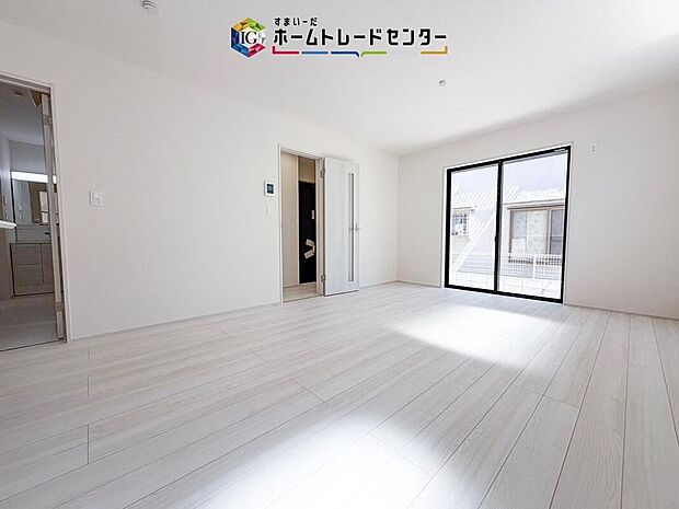 日当たりもよく、広々としたリビングです。ゆったりとした家族の時間をお過ごしいただけます。休日はご家族そろって、またはお友達を誘って、明るいリビングで楽しい時間をお過ごしください。