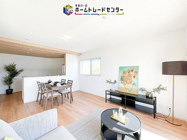 対面キッチン前の空間を広めにとっておりますので、ダイニングテーブルを置いてご家族皆様で食卓を囲ってもらっても充分なスペースがございます。家族で楽しいお食事のお時間をお過ごしください。