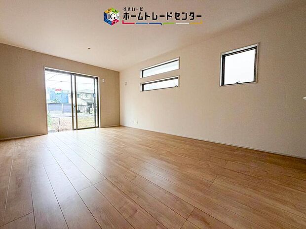 リビングにはこだわって開口部を可能な限り多く設けました。日当たり、風通しを良くするのはもちろんですが、やはり人が集まる場所ですので、開放感が必要な場所だと思います。広々としたリビングをお楽しみください