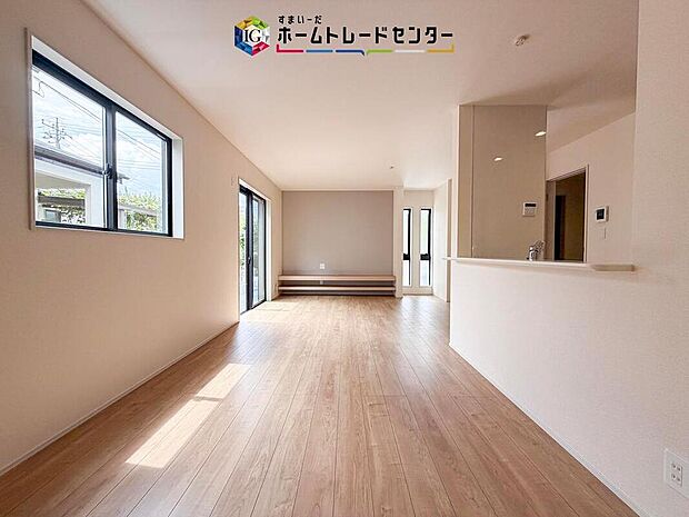 日当たりもよく、広々としたリビングです。ゆったりとした家族の時間をお過ごしいただけます。休日はご家族そろって、またはお友達を誘って、明るいリビングで楽しい時間をお過ごしください。