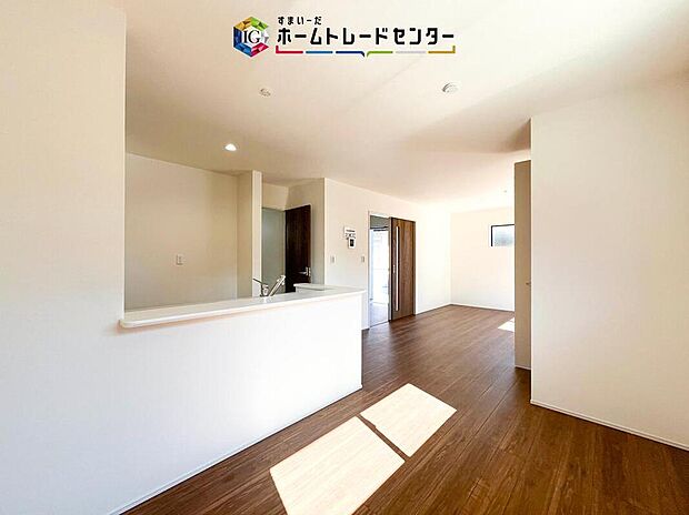 対面キッチン前の空間を広めにとっておりますので、ダイニングテーブルを置いてご家族皆様で食卓を囲ってもらっても充分なスペースがございます。家族で楽しいお食事のお時間をお過ごしください。