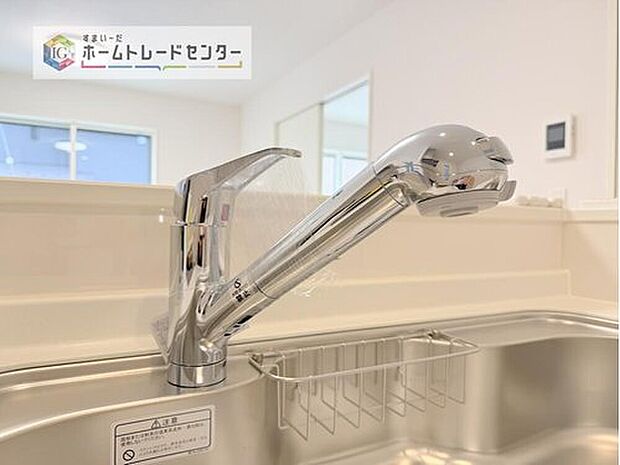 【【浄水器】】浄水カートリッジ内蔵で場所を取らずに見た目もスッキリ。ノズルはシャワーヘッドになっておりお掃除も楽々です。