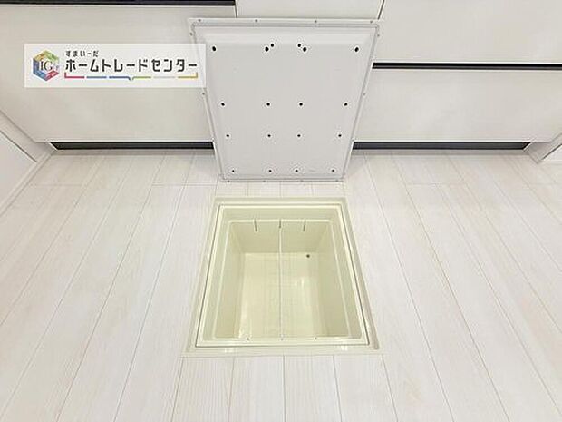 【【床下収納】】しばらく使わない調理器具や、めったに出さない食器などはキッチンの棚を圧迫しがち。床下収納に移動することで、空いたスペースを有効に使えるようになります。