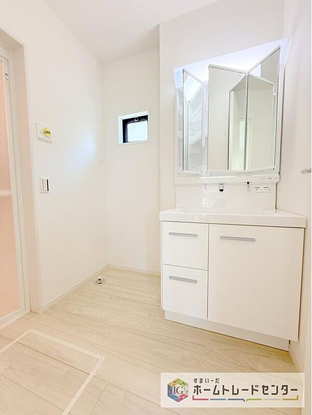 【【洗面台・洗面所】】合わせ鏡が可能な3面鏡です。朝の忙しい時間でもの身だしなみのチェックもここだけで完結できます。もちろん鏡の後ろは充分な収納力を持った収納となっており、視界に入る部分はスッキリと片付きます。