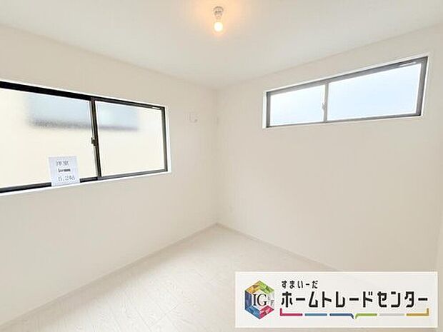 【洋室】各居室に収納を完備しております。収納が豊富な住宅は居室空間がしっかりと使えるので暮らしやすさが断然に上がります。荷物をを気にすることなく家具の配置をお好み通りにできるのも大きな魅力です。