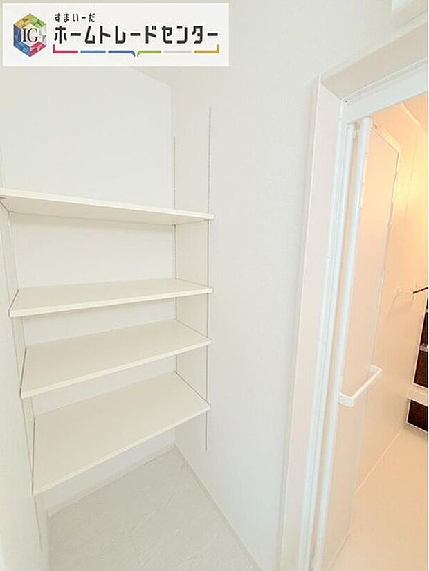 【収納】ちょっとした気遣い、でもこのちょっとした気遣いのある物件は多くありません、浴室手前にある収納がまさにそうです。これがあるだけで、普段は気にしないようなちょっとのストレスが軽減されることに気が付きます。