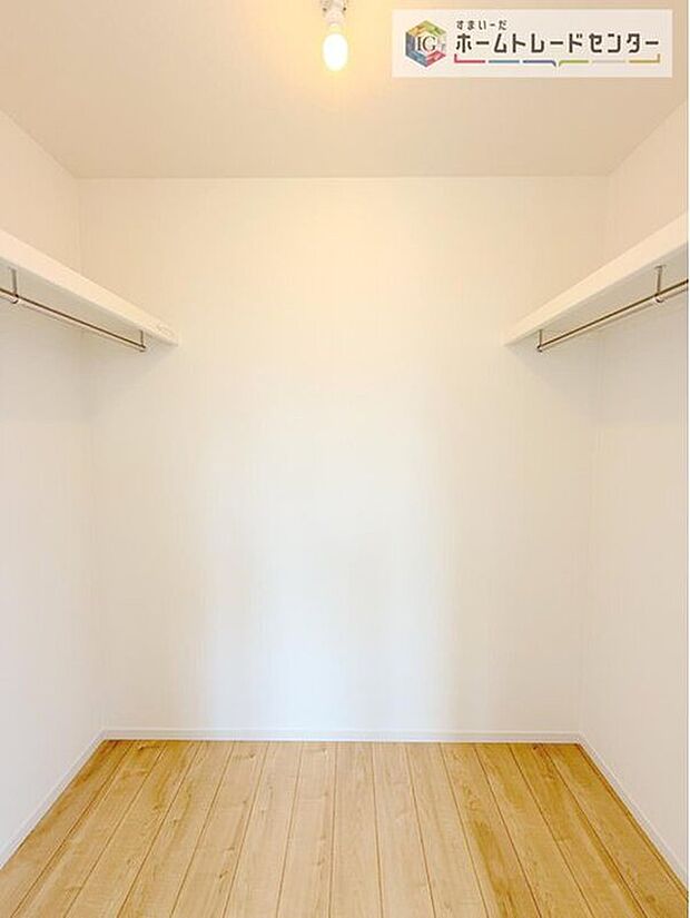 【 収納】大容量のウォークインクローゼットです。どなた様でも収納に頭を悩ませたことがあるかと思います。ウォークインクローゼットがございますと一気に解決いたしますし、お部屋を最大限の空間ですっきりお使い頂けます。