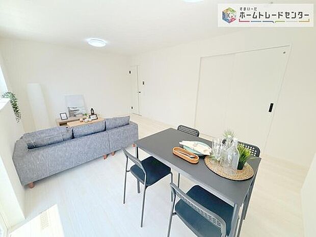 【リビング】対面キッチン前の空間を広めにとっておりますので、ダイニングテーブルを置いてご家族皆様で食卓を囲ってもらっても充分なスペースがございます。家族で楽しいお食事のお時間をお過ごしください。