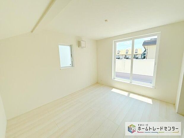 【居室】日当りの良さは写真でも充分に伝わるかと思いますが、開放感のある周囲にめぐまれたおかげで、風通しもとても良くなっております。ぜひ現地を見ていただき体感していただきたいポイントです。