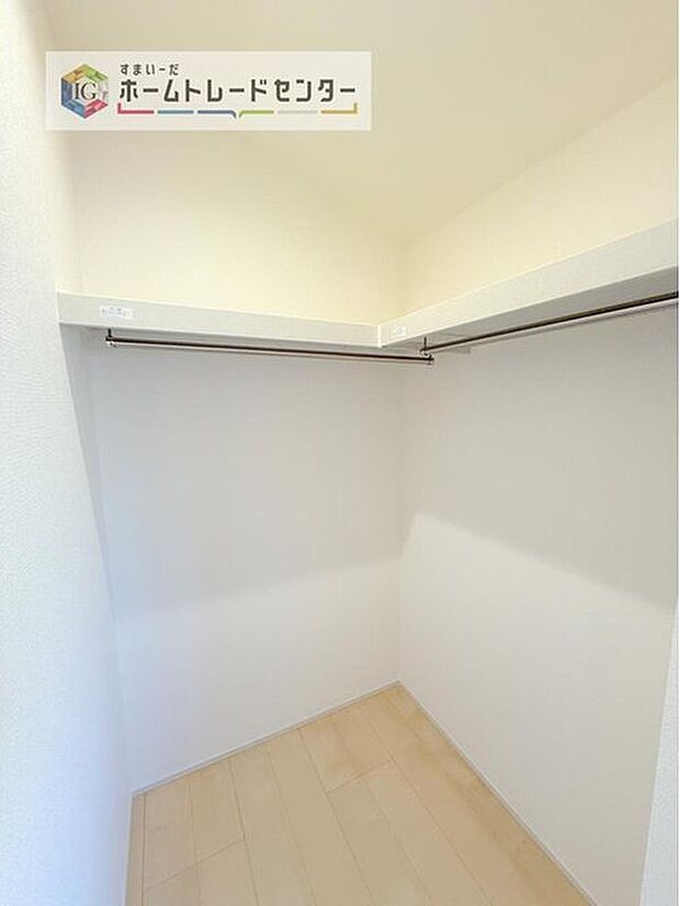 【収納】分かりにくくてすみません、ウォークインクローゼットです。各部屋に収納があるのはもちろんですが、同規模の収納をこの物件では2つ設けました。居室はスッキリとなり、空間を最大限有効利用していただけます。