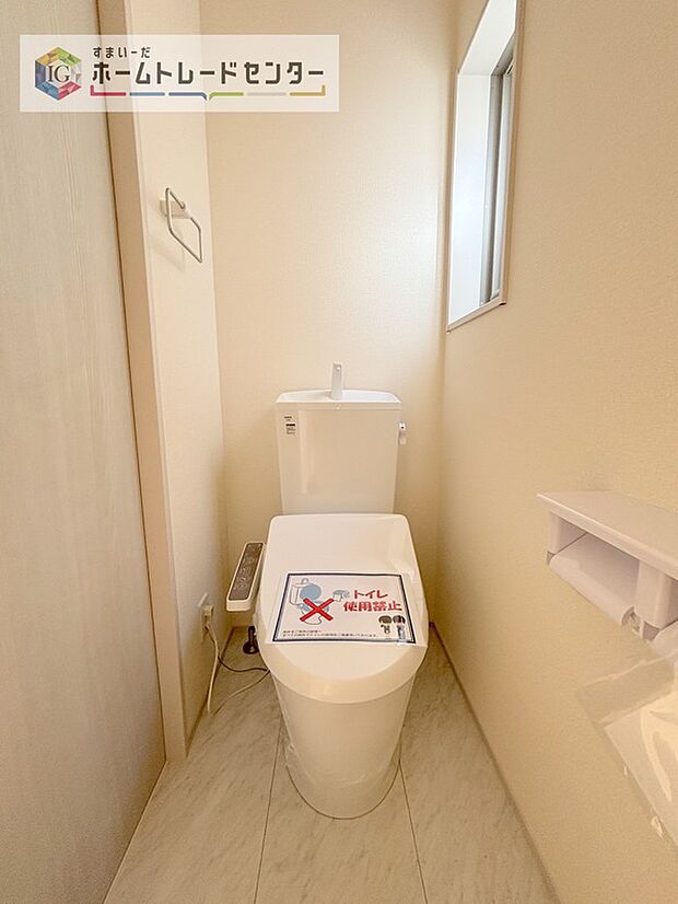 【トイレ】暖房機能の付いた便座は冬の寒い日にはあって良かったと本当に思います。もちろん快適で清潔なシャワー機能は標準で備えています。スペースも広くとっているので普段のお掃除もしやすいトイレスペースです。