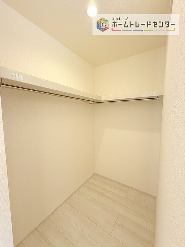 【ウォークインクローゼット】大容量のウォークインクローゼットです。どなた様でも収納に頭を悩ませたことがあるかと思います。ウォークインクローゼットがございますと一気に解決いたしますし、お部屋を最大限の空間ですっきりお使い頂けます。