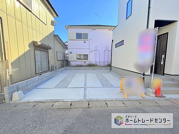 【【カースペース2台】】カースペースが2台分ございますので、家族分の自転車を駐輪したり、急な来客用の駐車スペースとしてもお使いいただけます。