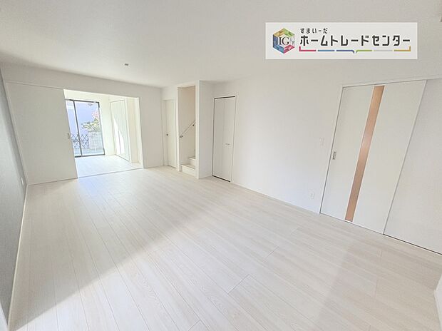 【リビング】日当たりもよく、広々としたリビングです。ゆったりとした家族の時間をお過ごしいただけます。休日はご家族そろって、またはお友達を誘って、明るいリビングで楽しい時間をお過ごしください。